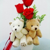 Couple bear with Holland roses box