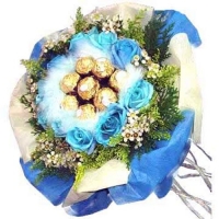 10 Blue Roses with 16 Ferrero Rocher Handbouquet